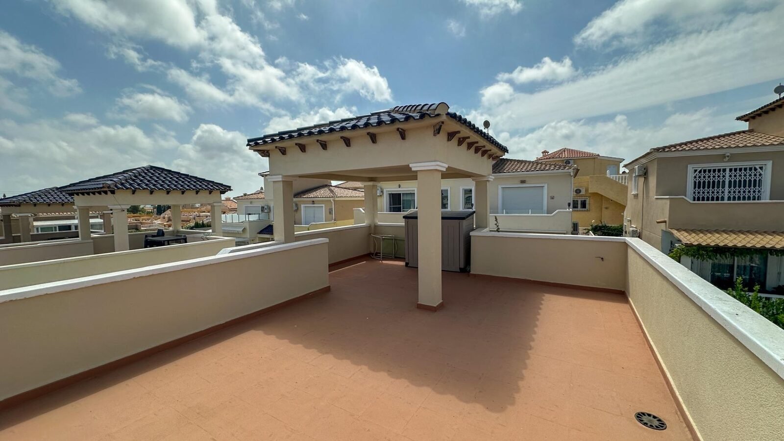 Terraza amplia en zona residencial