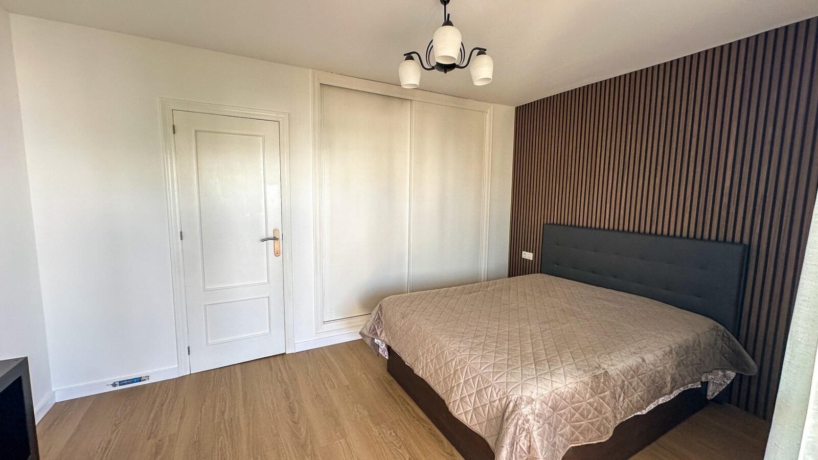 Habitación moderna y luminosa