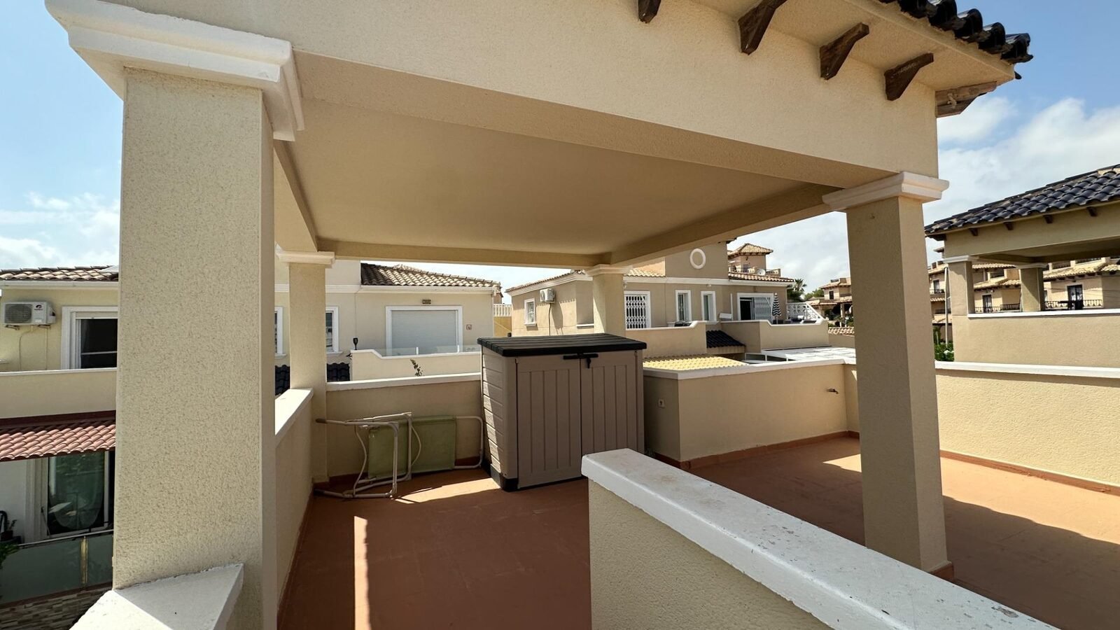 Terraza amplia con cobertizo
