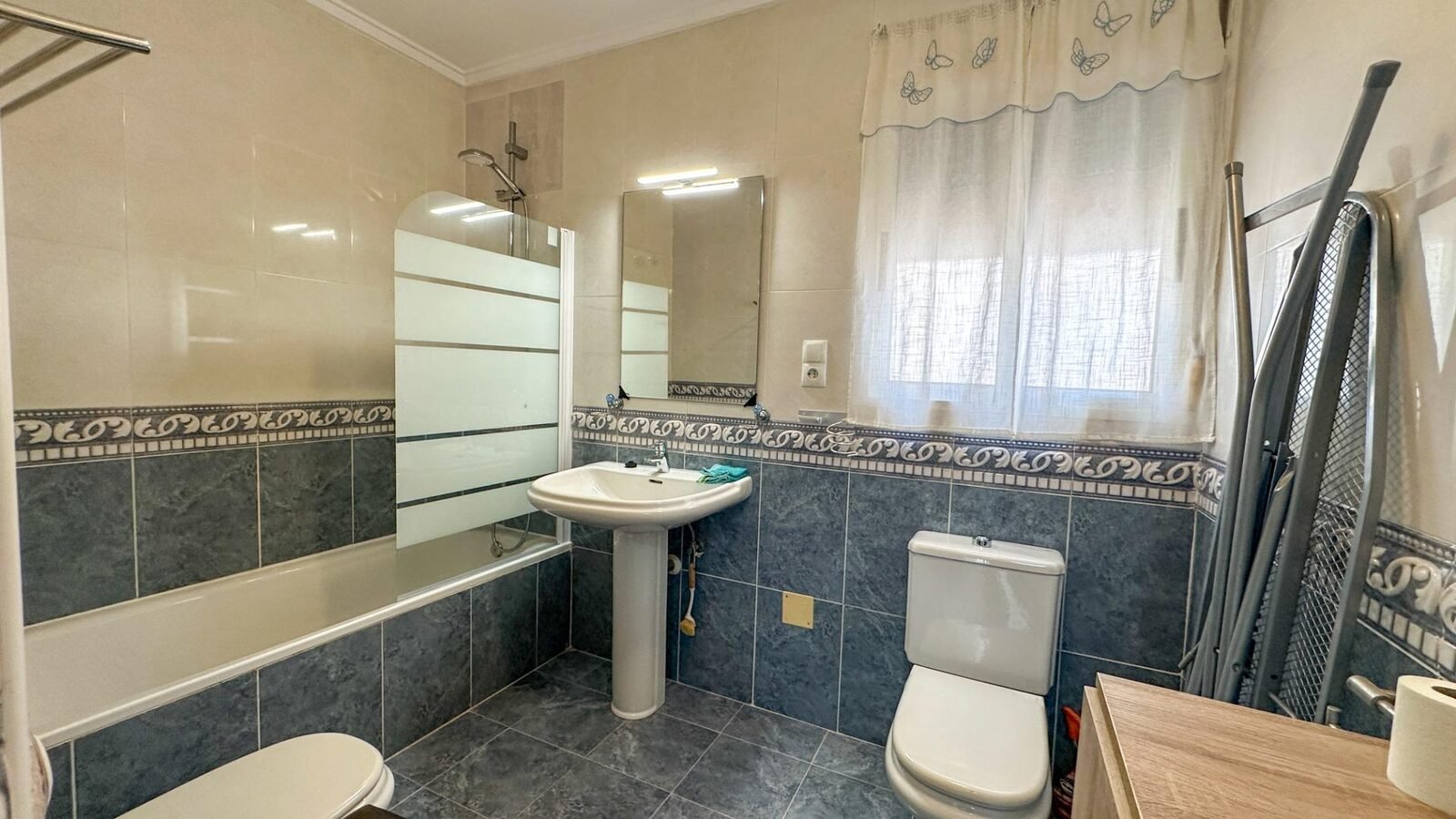 Baño moderno y luminoso