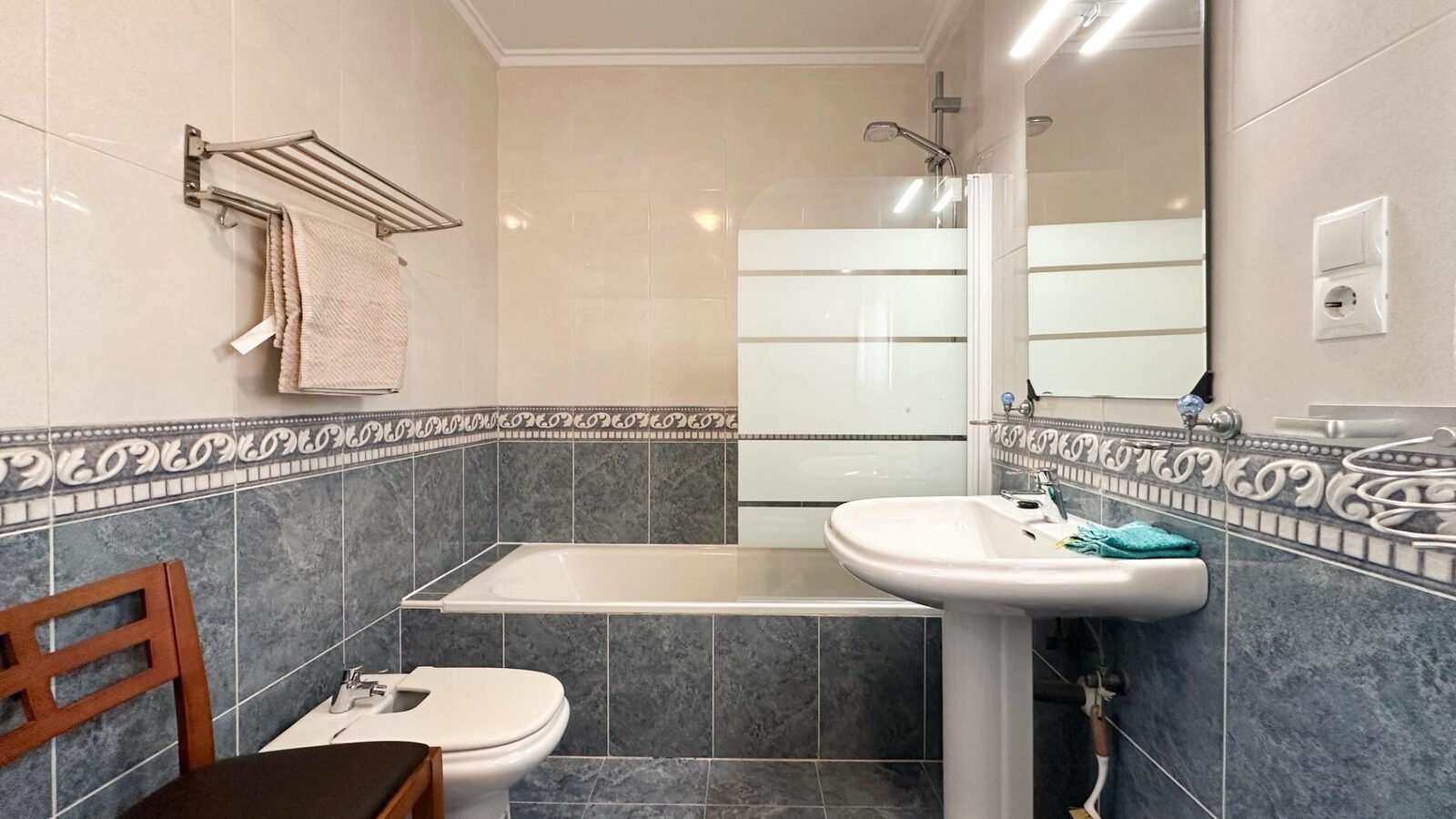 Baño moderno con bañera y lavabo