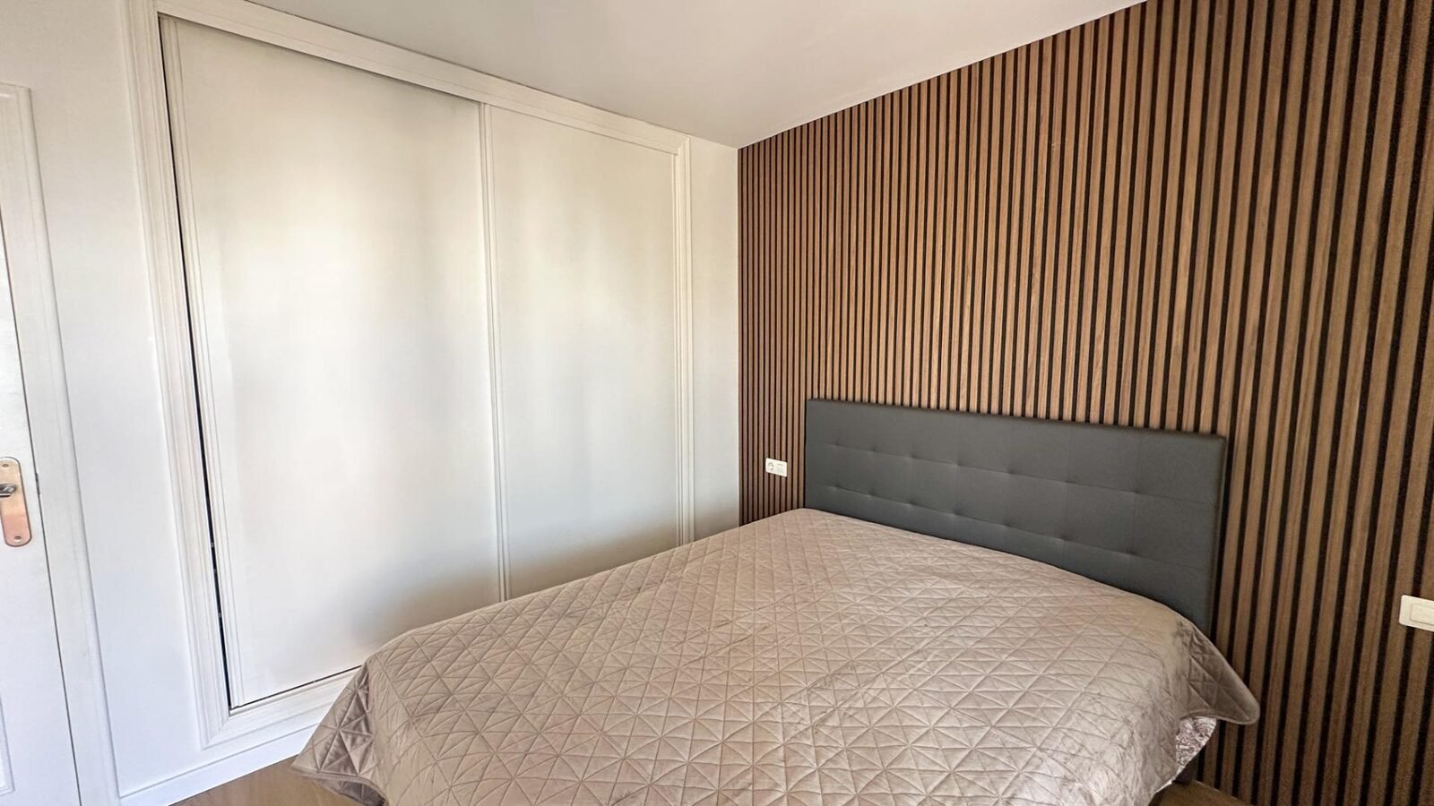 Habitación moderna con pared de madera