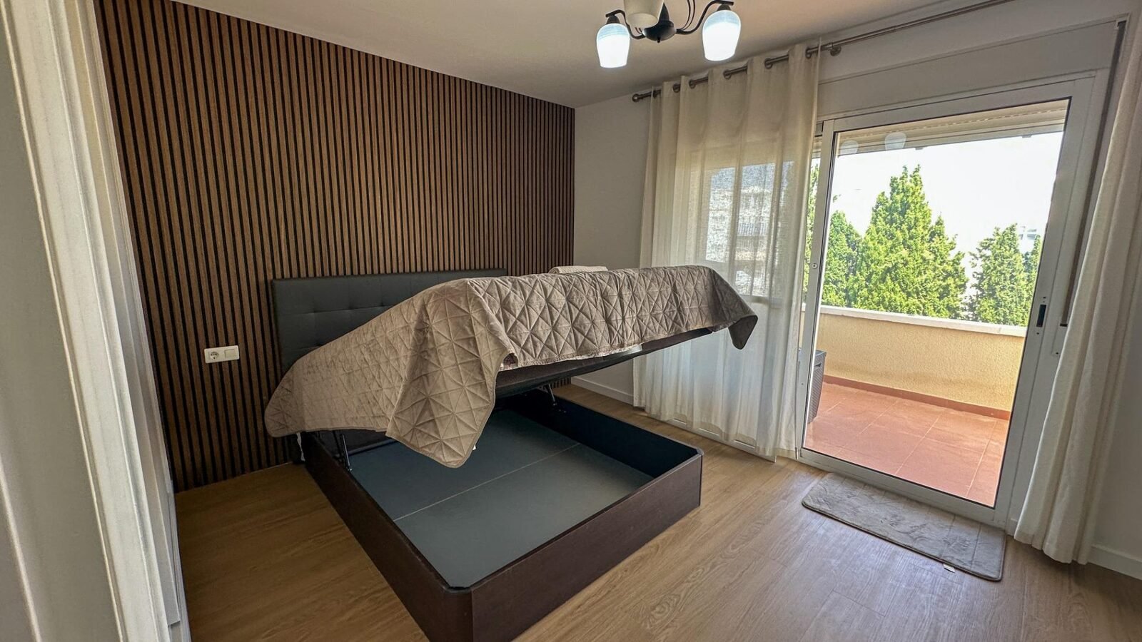 Dormitorio con cama abatible