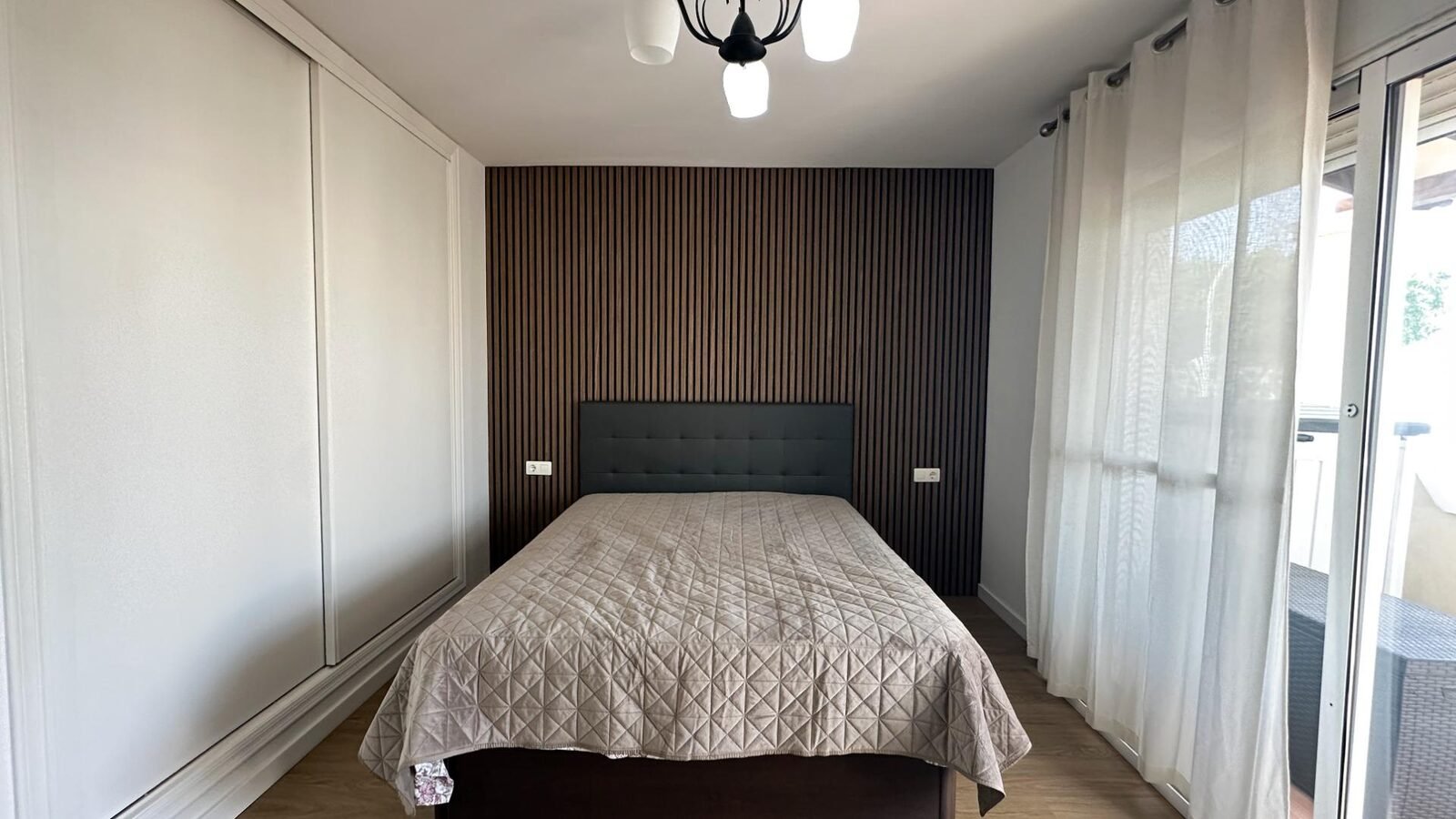Dormitorio moderno y acogedor