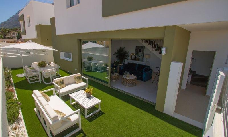Terraza moderna con zona de estar