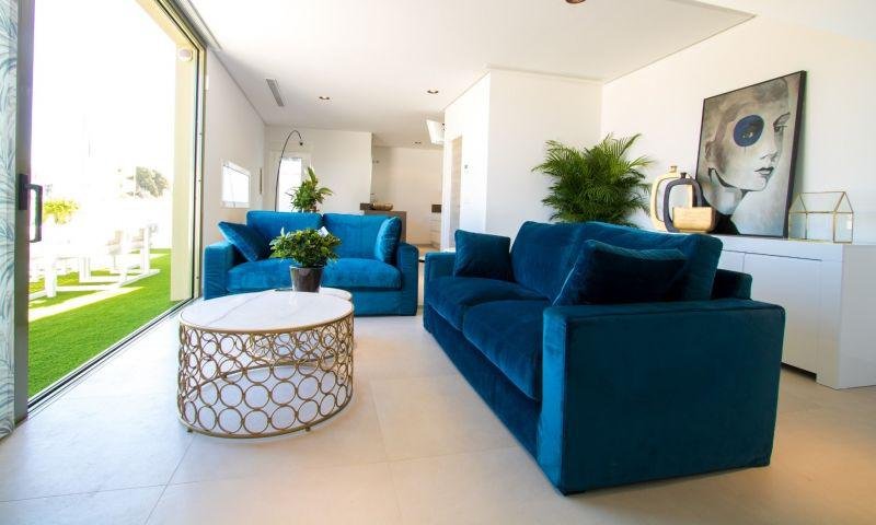 Sala moderna con muebles azules