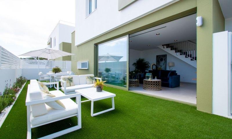 Terraza moderna con vegetación