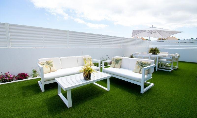 Terraza con mobiliario blanco