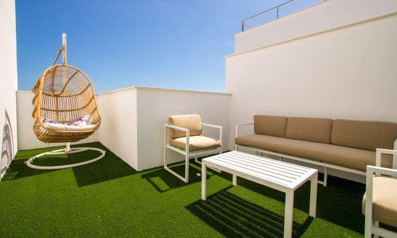 Terraza moderna con muebles blancos