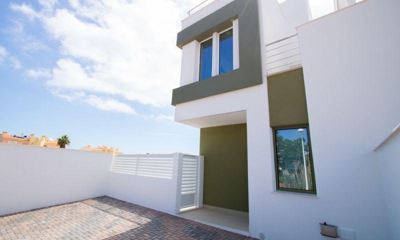 Casa moderna con patio exterior