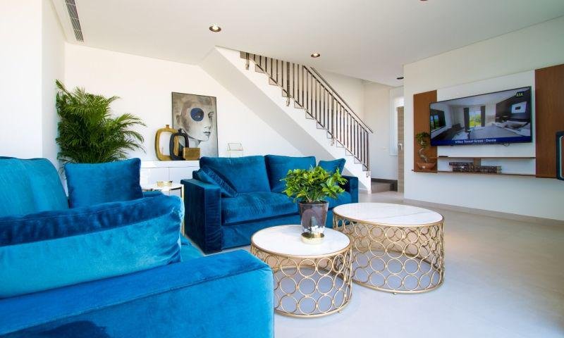 Sala moderna con sofá azul