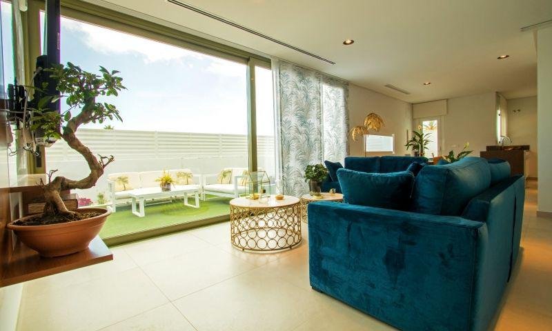 Sala moderna con vista al exterior