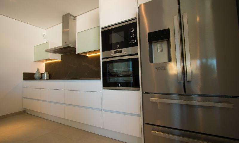 Cocina moderna con electrodomésticos