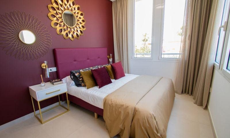 Dormitorio moderno con decoración elegante
