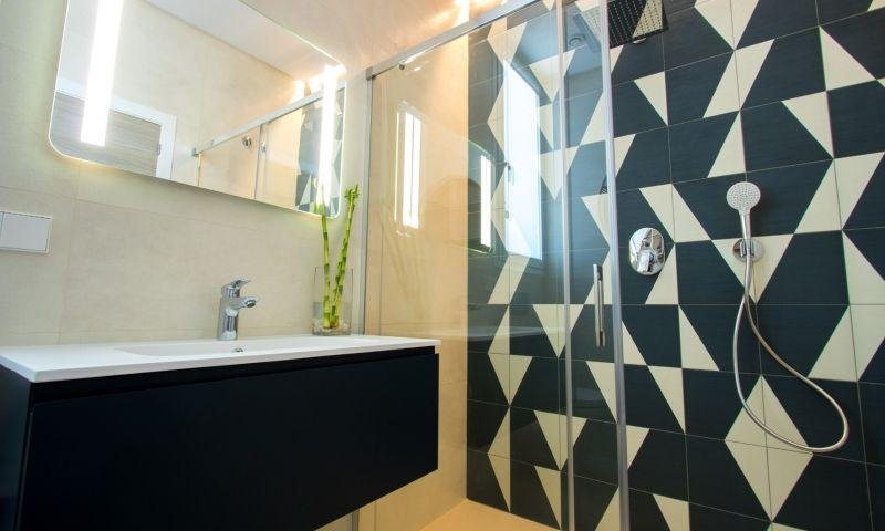 Baño moderno con azulejos geométricos