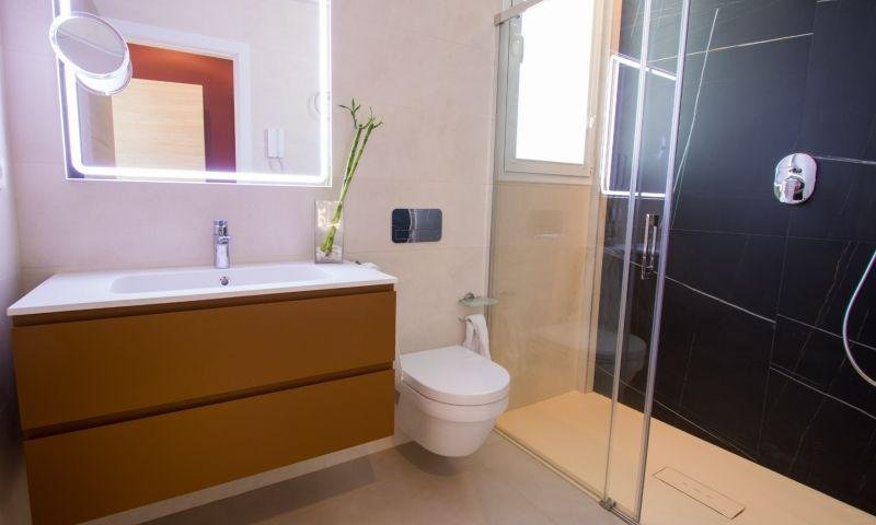 Baño moderno con ducha y muebles