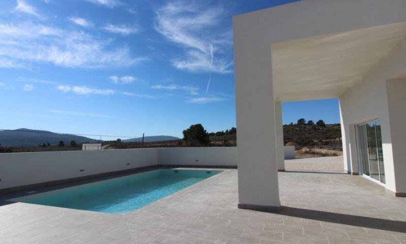 Casa moderna con piscina al aire libre