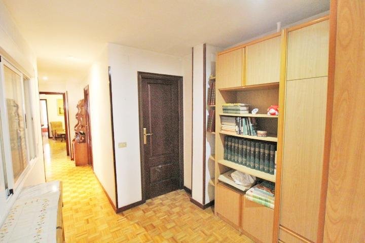 Pasillo con estanterías de madera
