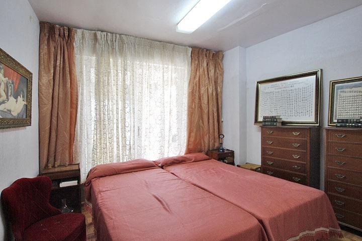 Habitación con cama y decoración clásica
