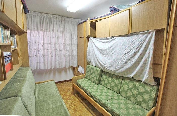 Pequeño salón con sofá verde