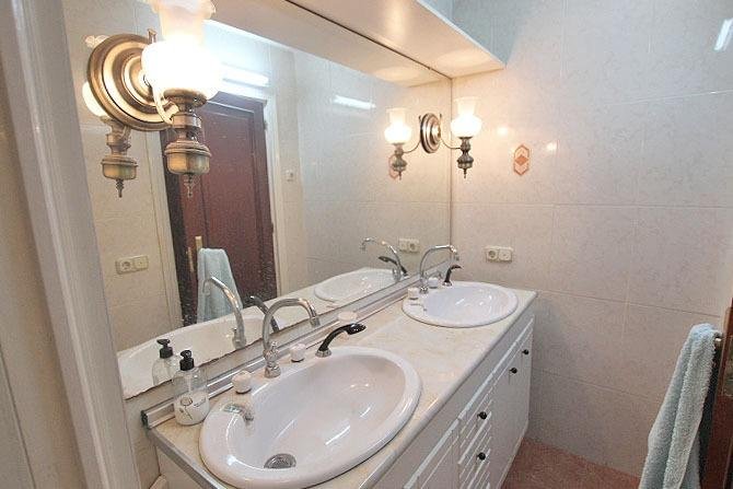 Baño con doble lavabo y espejos