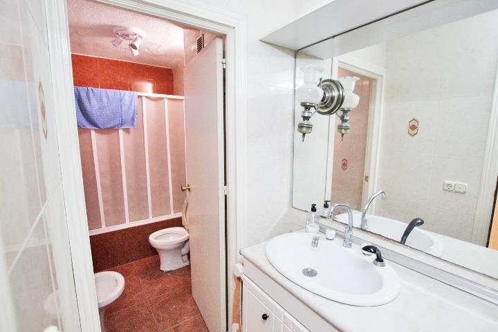 Baño con ducha y lavabo