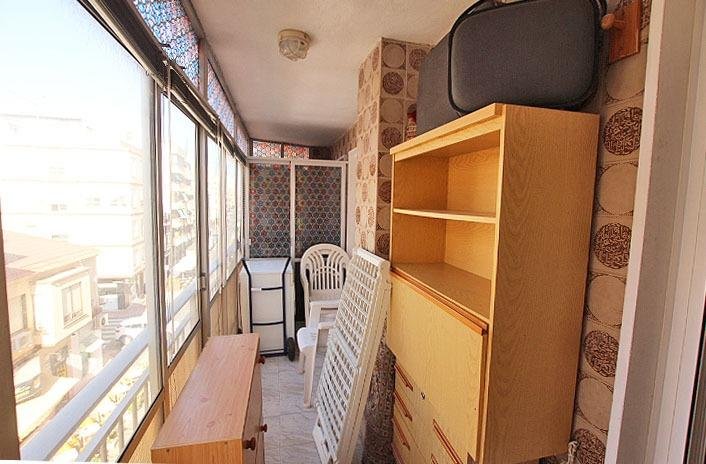 Balcon con muebles y estantería