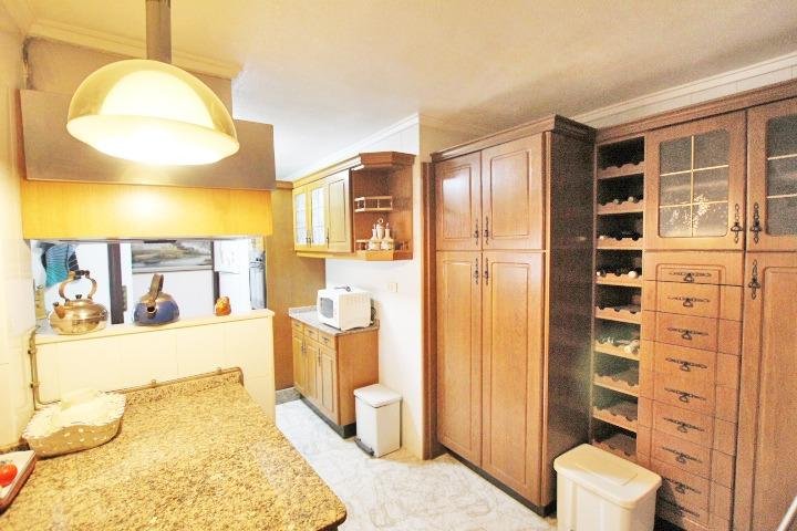Cocina moderna con muebles de madera