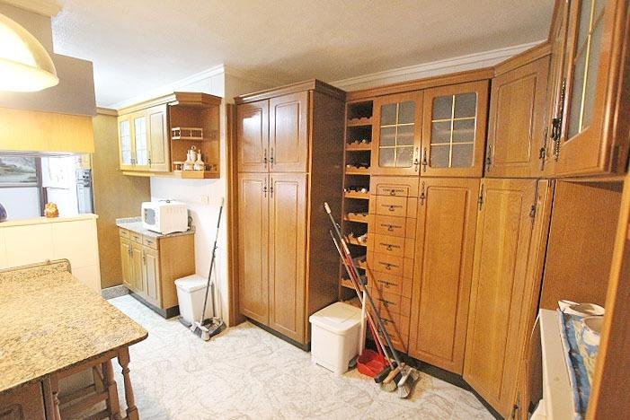 Cocina moderna con muebles de madera