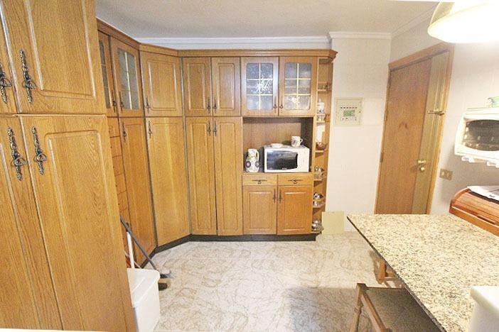 Cocina con muebles de madera