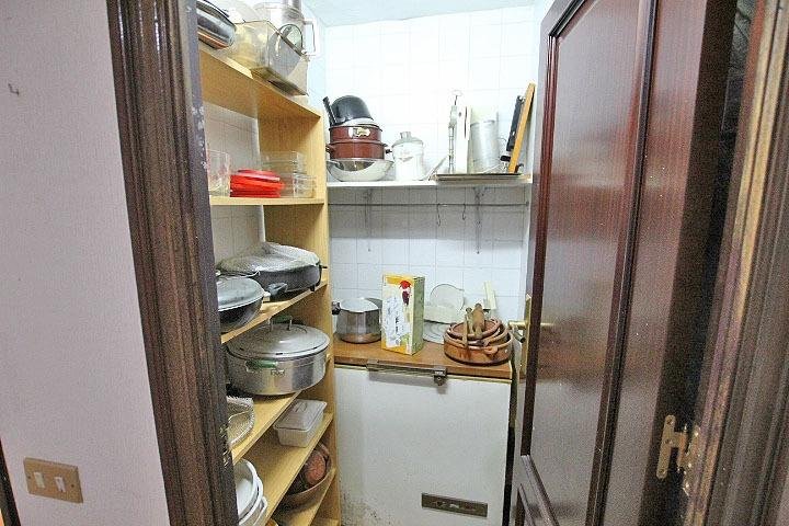 Despensa organizada con utensilios