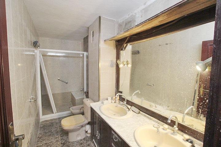 Baño con ducha y lavabo doble