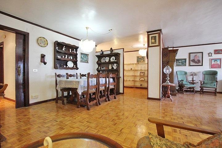 Sala y comedor de estilo clásico