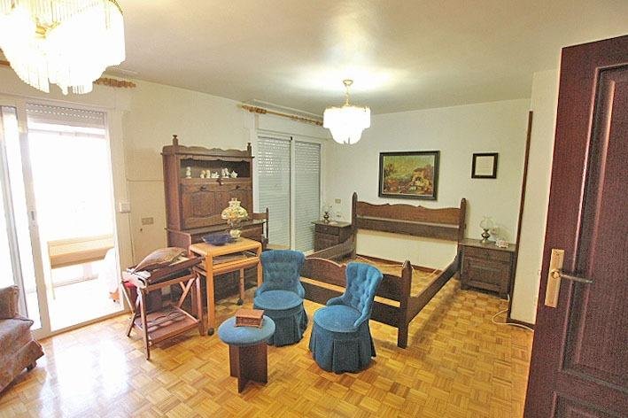 Sala de estar con muebles clásicos