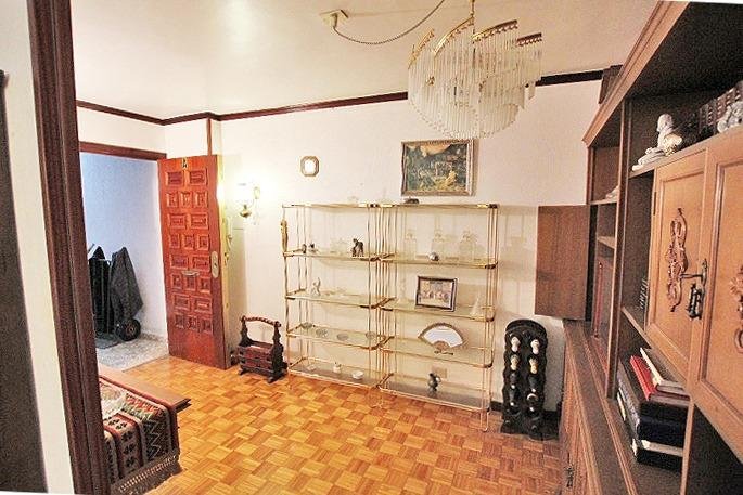Sala de estar con estantería