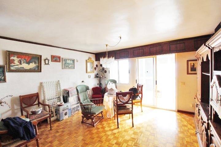 Sala de estar acogedora y iluminada