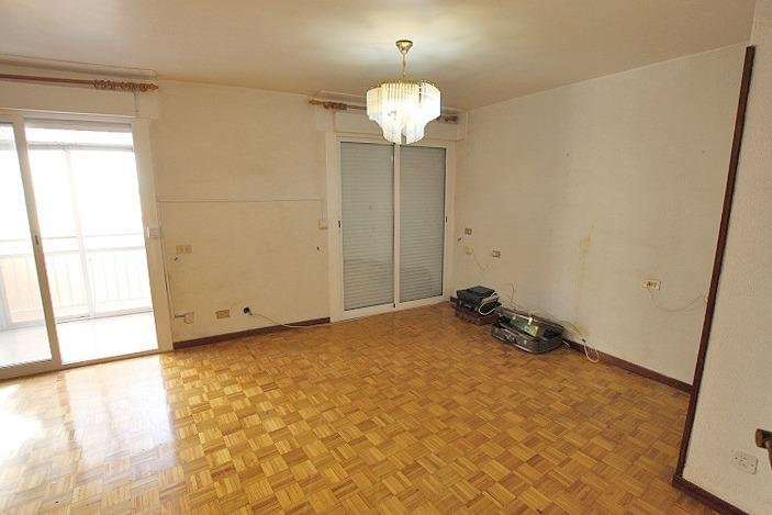 Sala vacía con parquet y luz