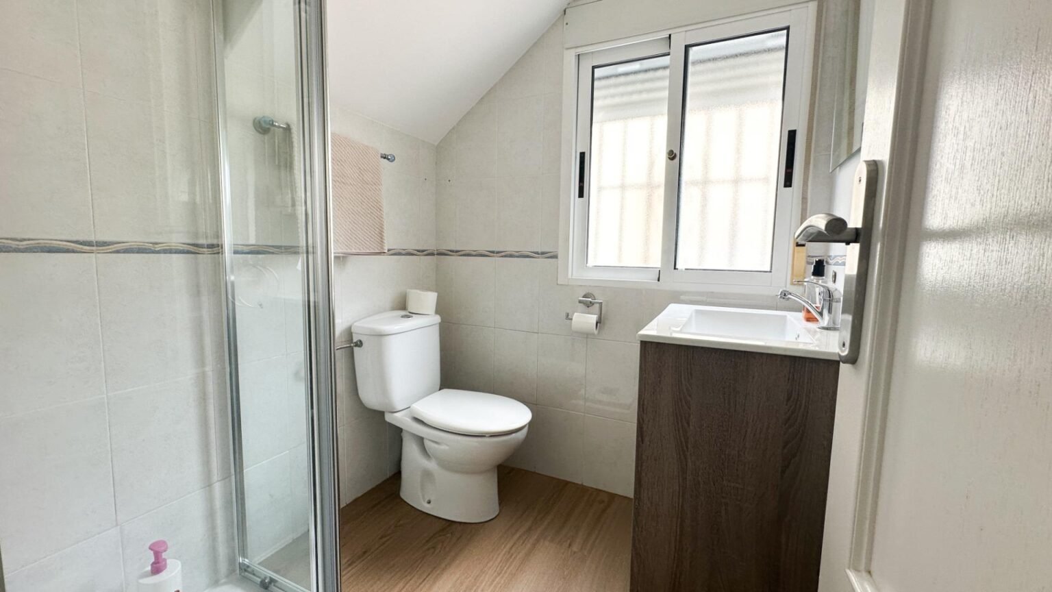 Baño moderno y luminoso
