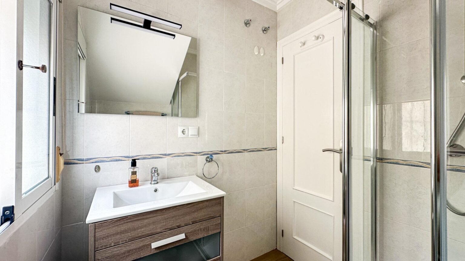 Baño moderno y luminoso