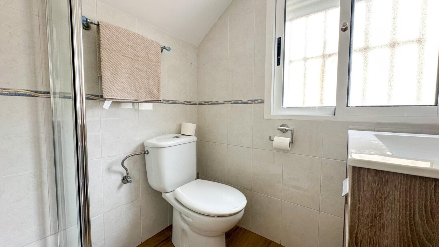 Baño con ducha y sanitarios modernos