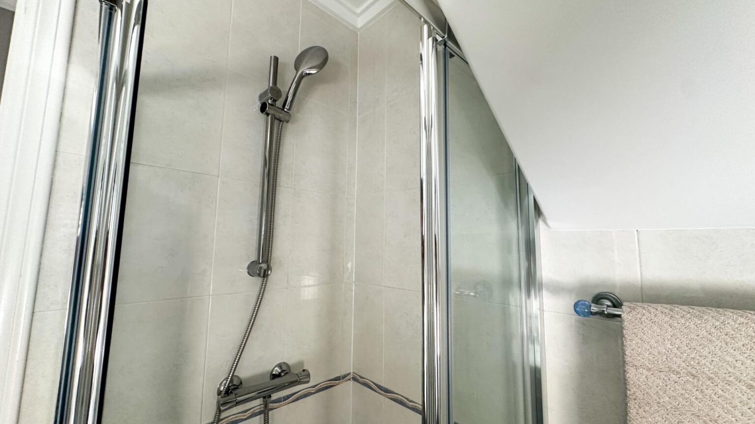 Ducha moderna en baño