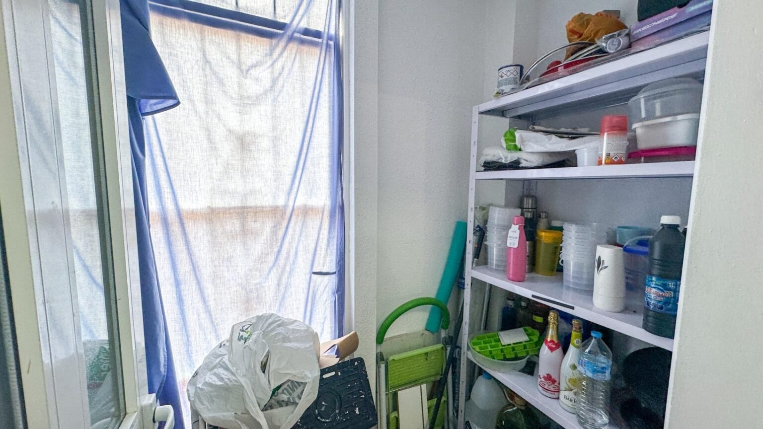 Cuarto de almacenamiento desordenado