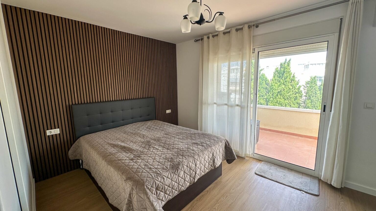 Dormitorio moderno con balcón