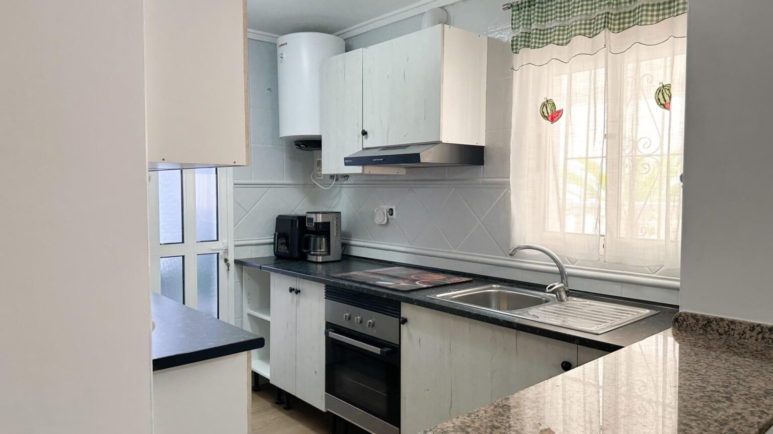 Cocina moderna y iluminada
