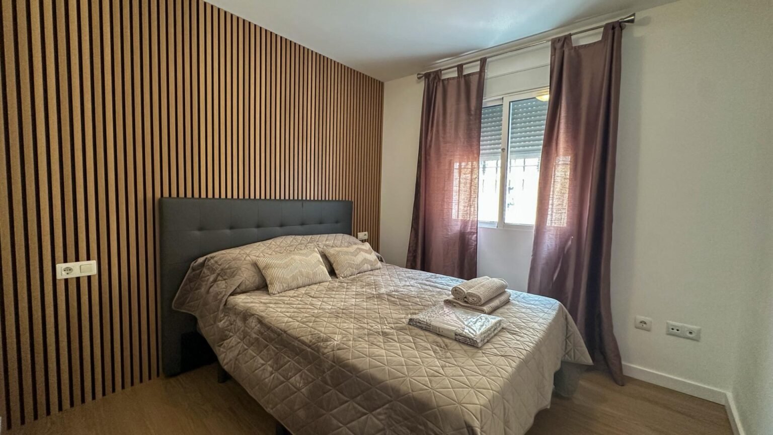 Habitación moderna con pared de madera
