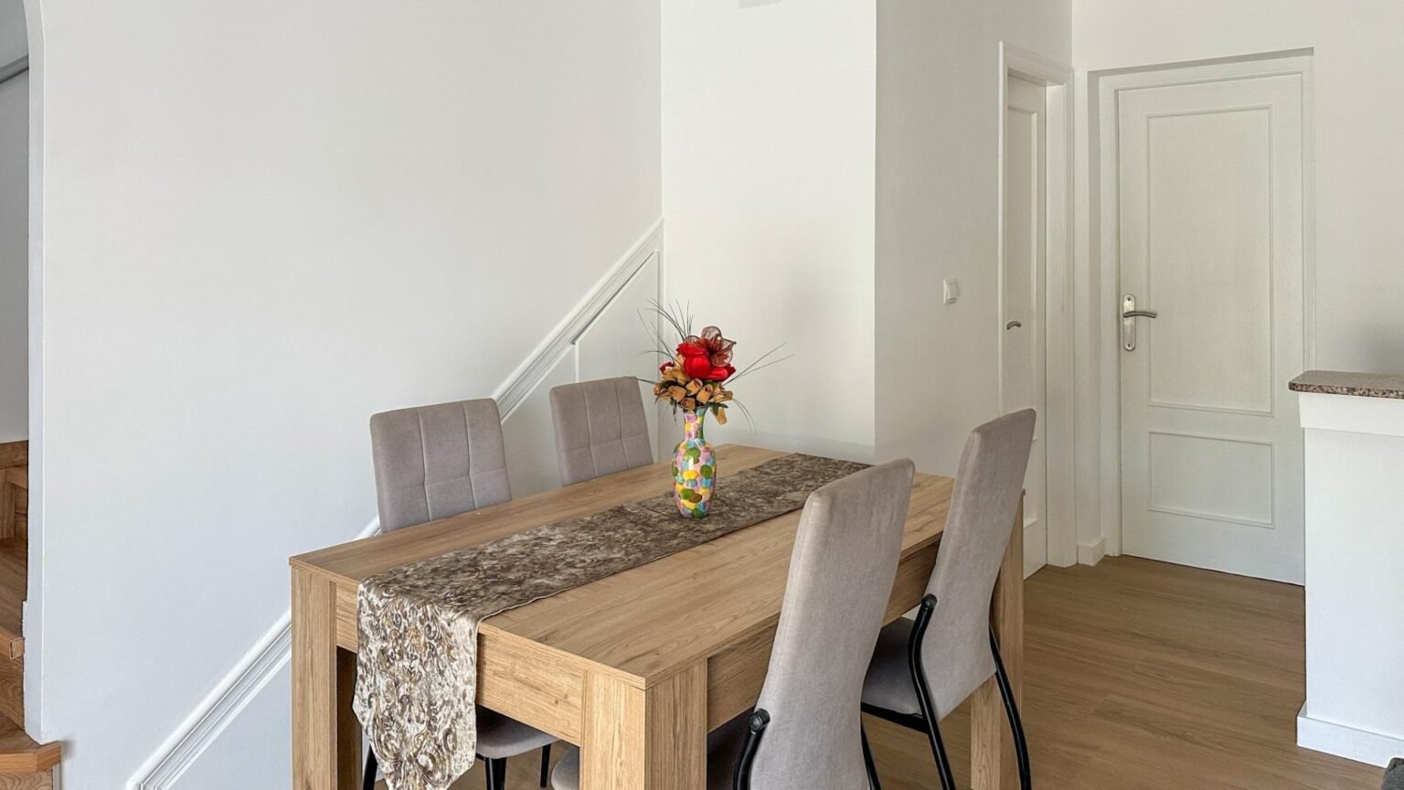 Comedor moderno y bien iluminado