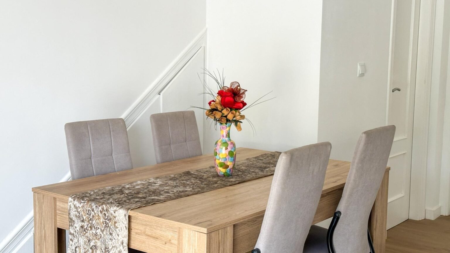 Mesa de comedor con decoración floral