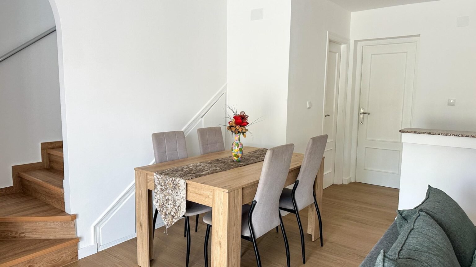 Comedor moderno con mesa de madera