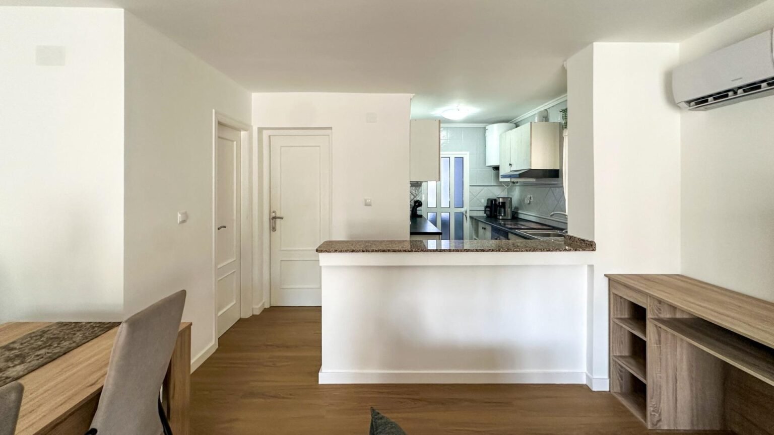 Cocina moderna y luminosa