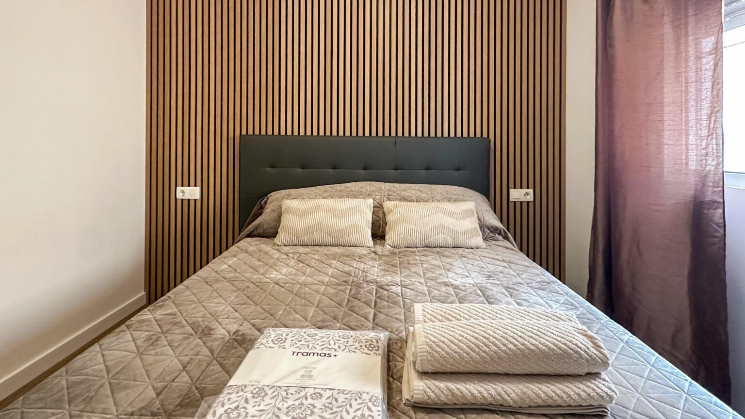 Dormitorio moderno con texturas